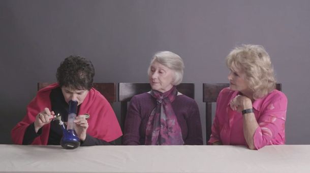Tres abuelas fuman marihuana por primera vez