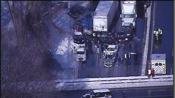 Impresionante accidente en cadena de más de 100 autos en Pensilvania