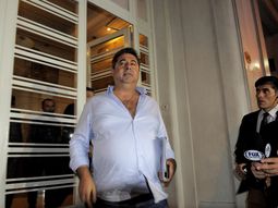 El vicepresidente de AFA saliendo de la sede de Viamonte