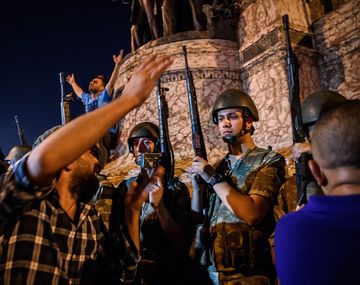 VIDEO: civiles turcos intentaron linchar a golpistas detenidos