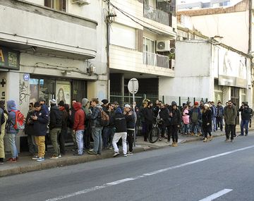 Filas en las farmacias de Uruguay para conseguir marihuana