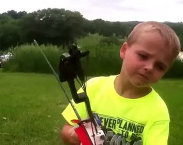 Un nene lanzó una flecha sin mirar y acertó