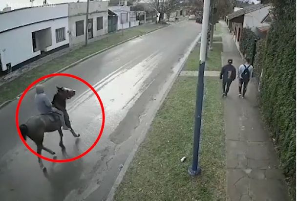De película: ladrón roba montado a caballo por las calles de Los Polvorines