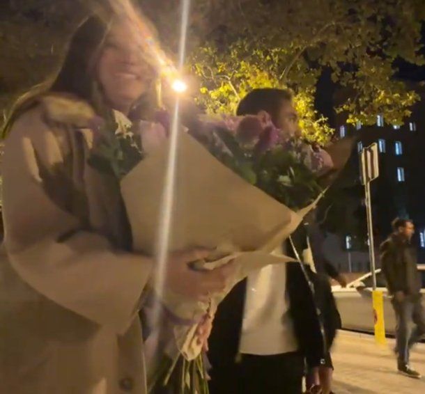 Una pareja grababa un TikTok romántico cuando pasó caminando Lionel Messi: la divertida reacción
