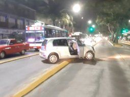 Persecución policial y choque en Vicente López: un auto quedó atravesado en el Metrobus
