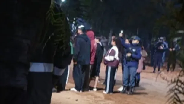Una multitud se concentró frente a una vivienda con la intención de increpar y Una multitud se concentró frente a una vivienda con la intención de increpar y