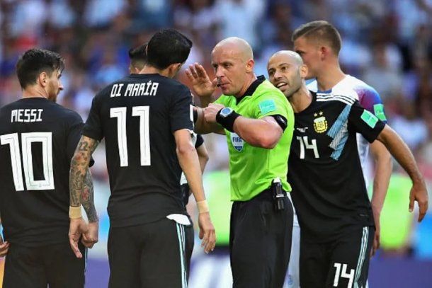 El antecedente del árbitro de Argentina-Australia: el penal que no le cobró a la Selección