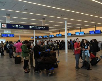 Limitarían la venta de dólares para viajar a países limítrofes