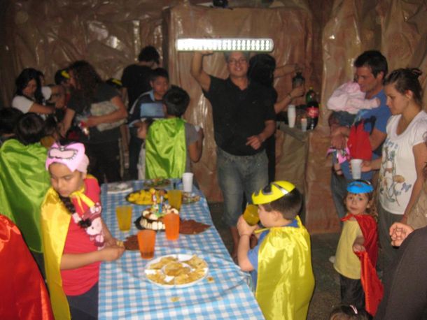 Menganno tiene una escuela de superhéroes en el Conurbano