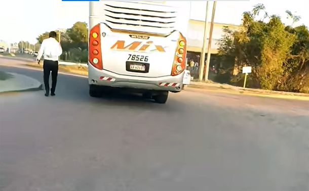 Micro se quedó en autopista y santiagueño se viralizó por sus comentarios: Hasta en arameo...