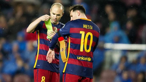 Andrés Iniesta cediéndole la cinta de capitán a Lionel Messi Andrés Iniesta cediéndole la cinta de capitán a Lionel Messi