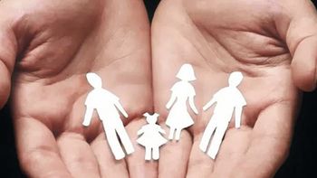 La Corte Suprema revocó la triple filiación de un niño y ratificó el límite de dos vínculos parentales. La Corte Suprema revocó la triple filiación de un niño y ratificó el límite de dos vínculos parentales.