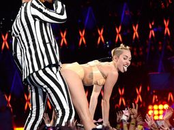 polemico show de miley cyrus en una entrega de premios polemico show de miley cyrus en una entrega de premios