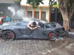 choco su lamborghini contra tres personas y aun asi no dejo su celular