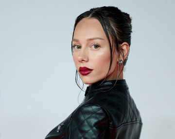 Ester Expósito posó en microbikini color chocolate.