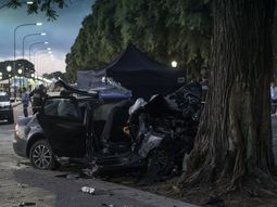 Dos muertos y un herido grave al estrellarse un auto en Puerto Madero Dos muertos y un herido grave al estrellarse un auto en Puerto Madero