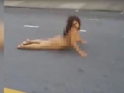 Mujer drogada y desnuda en la calle