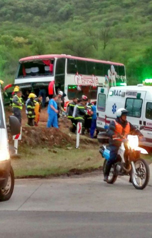 Volvían de una peregrinación y despistó el micro: hay 41 heridos, varios graves