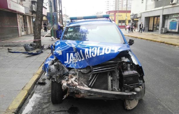 Un patrullero se incrustó en un negocio en Lomas de Zamora