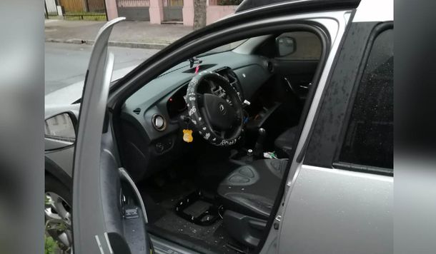 Inseguridad en Villa Ort&uacute;zar:&nbsp;la imagen del Renault Sandero&nbsp; totalmente destrozado