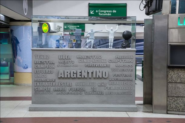 Homenaje a Messi en la estación José Hernández de la Línea D