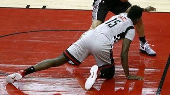 El suizo Clint Capela de Houston Rockets ante el argentino Manu Ginobili de San Antonio Spurs El suizo Clint Capela de Houston Rockets ante el argentino Manu Ginobili de San Antonio Spurs