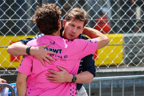 El abrazo de Franco Colapinto y James Vowles.