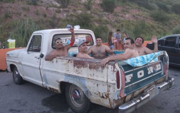 ¡Ingenio puro! Convirtieron la caja de una camioneta en una pelopincho rodante