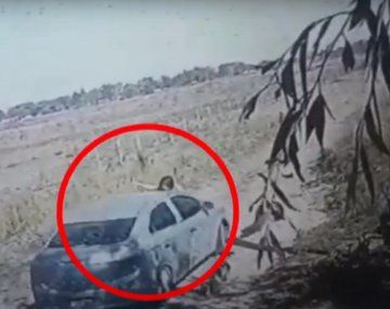 Una mujer le pidió a un remisero que baje la velocidad y la arrastró en el capot