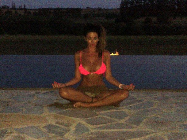 Karina Jelinek hace yoga