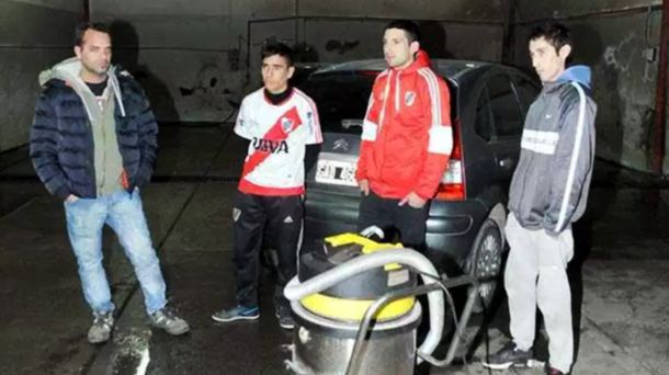 Los tres jóvenes junto al dueño del dinero