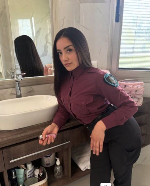 Quién es Nicole V., la policía suspendida por compartir videos eróticos con el uniforme puesto