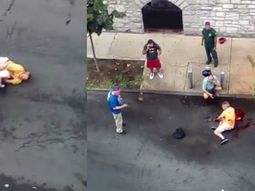 Feroz ataque de 2 pitbulls a un hombre en la calle