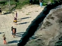 VIDEO: Un agujero gigante se traga autos