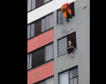 Salvó a suicida pegándole una patada en la cara