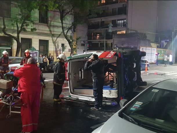 Choque entre un taxi y una ambulancia en Constitución - Crédito: @marianoemartin