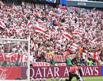 Marea roja y blanca: el aliento de River en el Lumen Field en un partido clave
