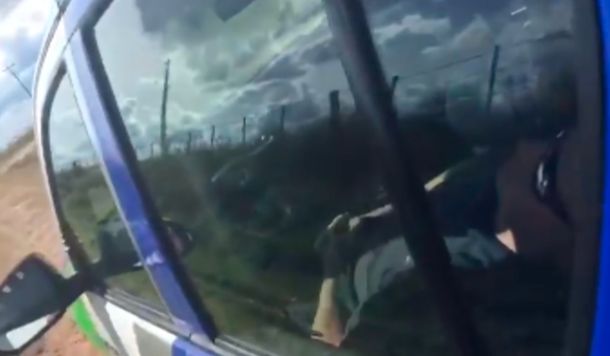 Así dormían los policías en el patrullero