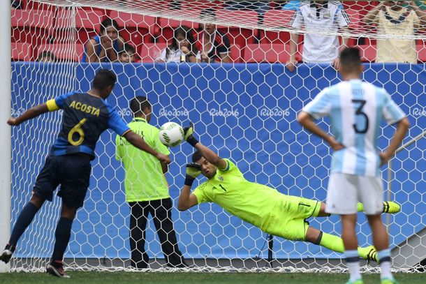 Lo hizo y lo salvó: Rulli le da vida a la Selección ante Honduras