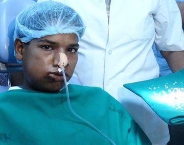 Extraen 232 dientes de la boca de un adolescente de 17 años