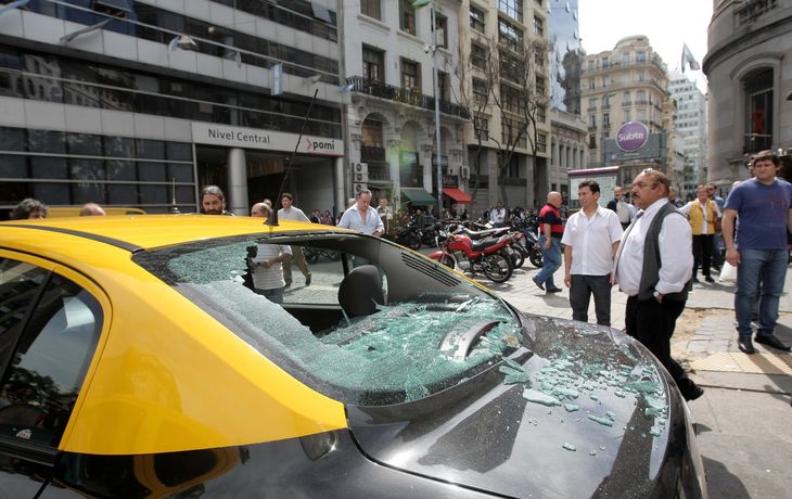 El sindicato de taxis acusó por evasión a manifestantes que provocaron incidentes