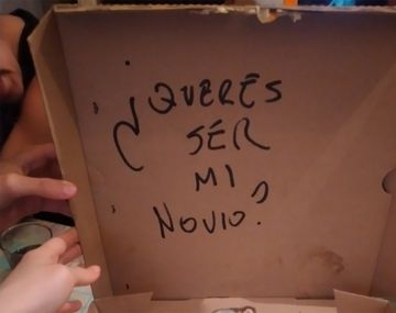 Recibió la pizza con un mensaje romántico y no era para ella: reacciones y memes