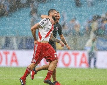 El Oso festeja junto a Bruno Zuculini
