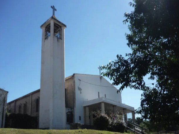 Encontró al marido con la amante en medio de una misa y se hizo viral: escándalo en la casa de Dios