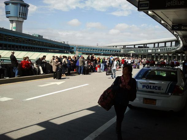 Evacuaron un aeropuerto de Nueva York por dos paquetes sospechosos