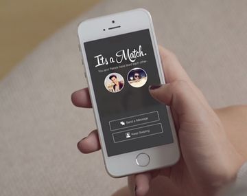 ¿Tinder lanza opción para orgías?