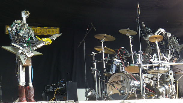 Una banda de heavy metal conformada por robots