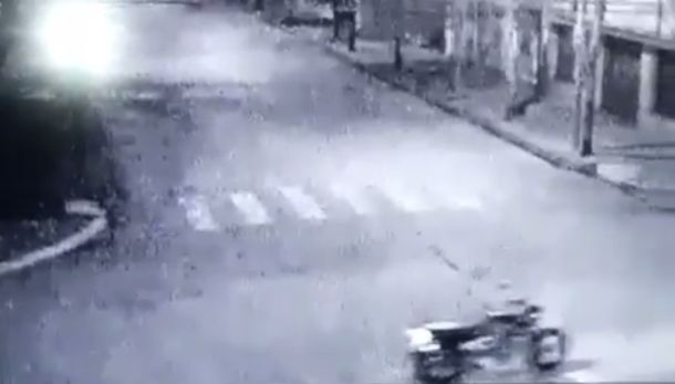 La moto fantasma: una cámara de seguridad la filmó andando y sin conductor
