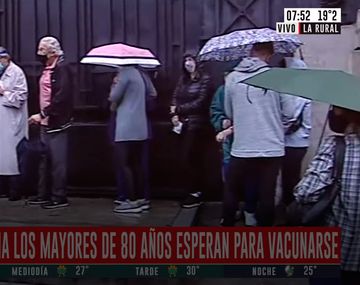 Largas colas bajo la lluvia en el primer día de vacunación a mayores de 80 años en la Ciudad