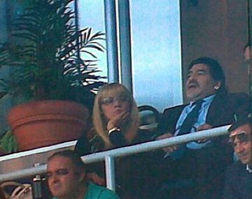 Maradona se dejó ver con su nueva novia por primera vez